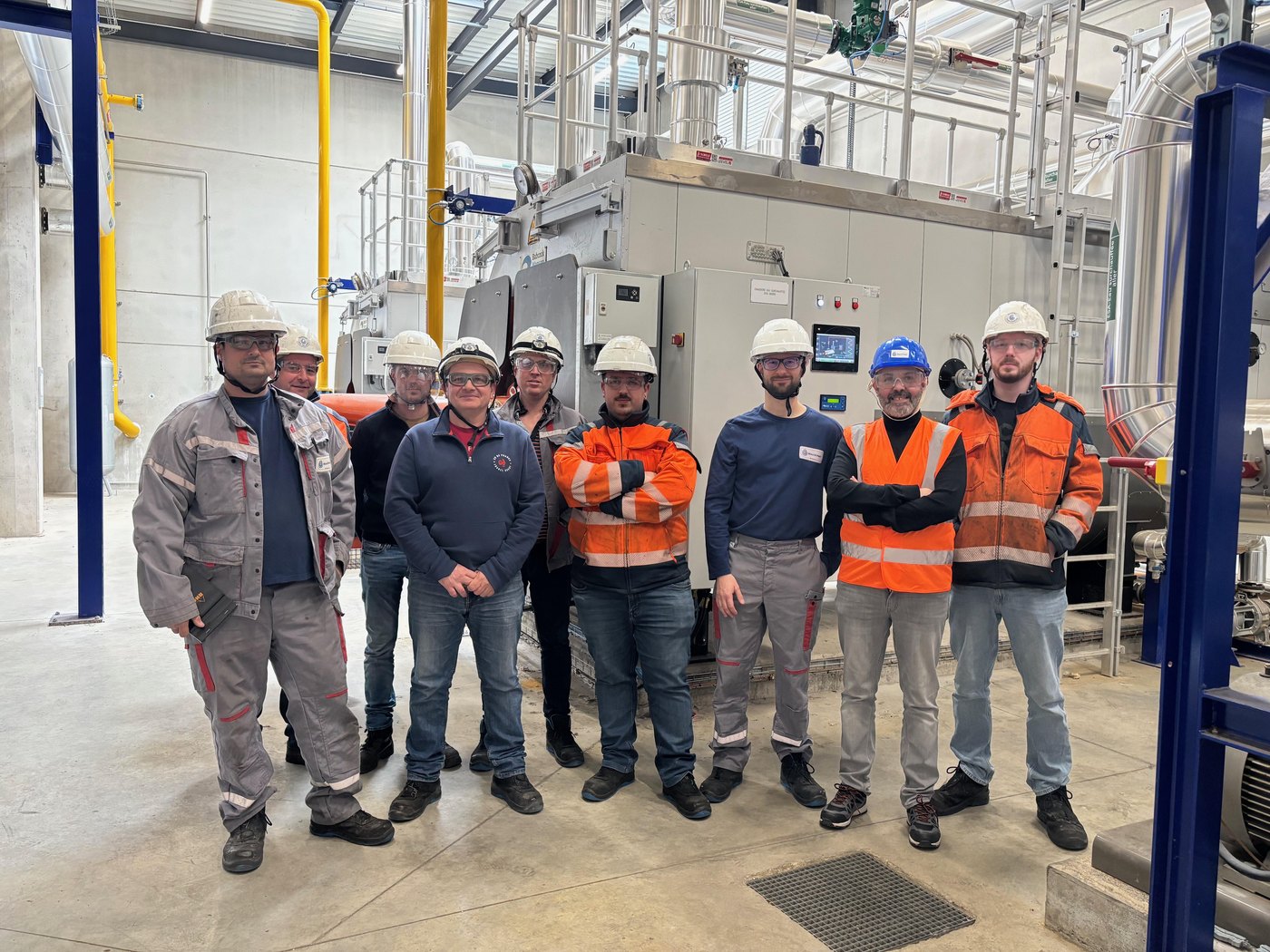 Stagiaires MFC équipés de casques de sécurité lors d'une formation en chaufferie industrielle